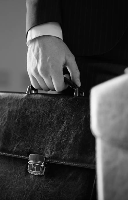 close-up-of-workers-with-briefcases (1)